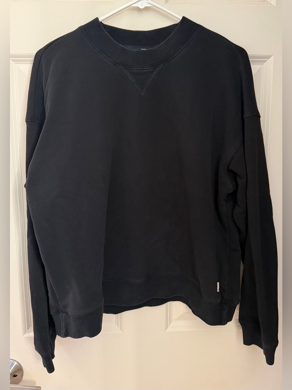 Vuori Women’s Crewneck Boxy Fit Sweatshirt in Black, Size M
